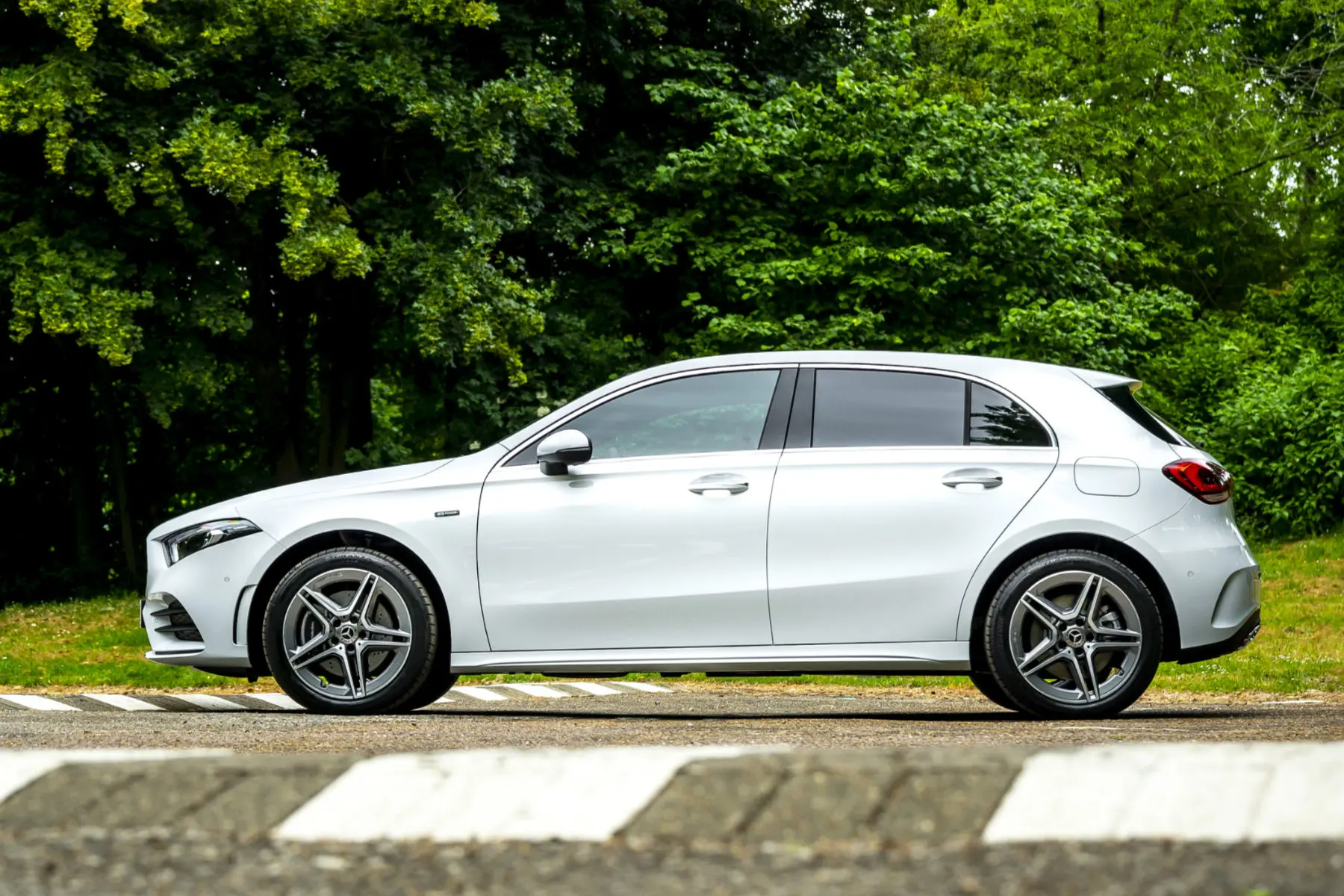 Mercedes-Benz Classe A branco visto de lado